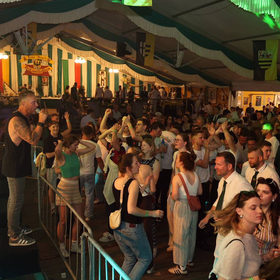Unges Pengste 2026 in Korschenbroich: Nach dem Ehrentanz ausgelassene Party zum Schützenfestauftakt