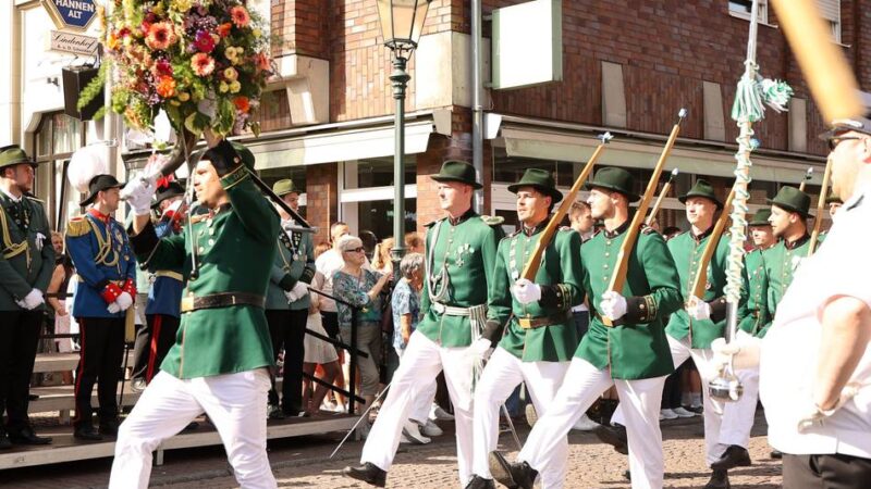 Unges Pengste 2026: Prachtvolles Wetter bei Königsparade und Großem Zapfenstreich