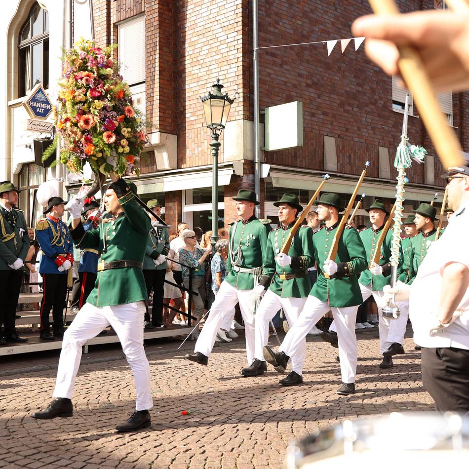 Unges Pengste 2026: Prachtvolles Wetter bei Königsparade und Großem Zapfenstreich