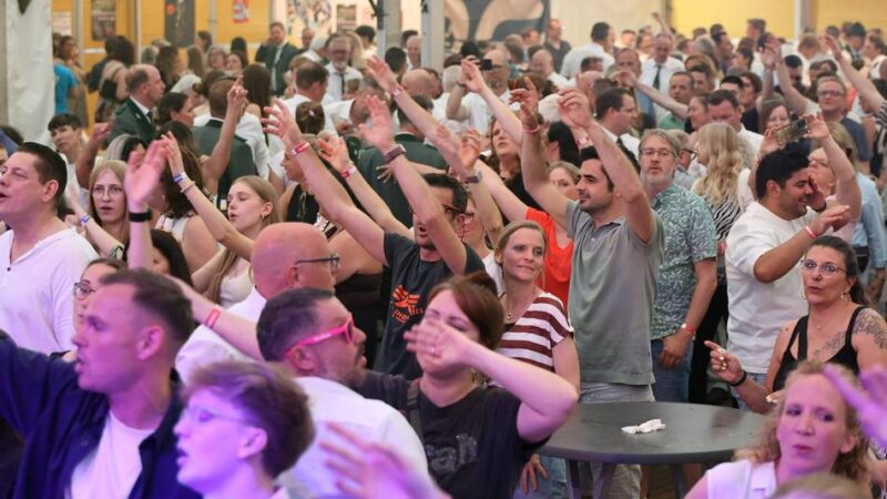 Unges Pengste in Korschenbroich: 3000 Gäste feiern mit der „Remember Band“ im Festzelt