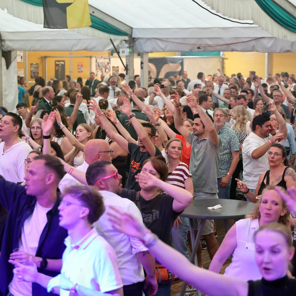 Unges Pengste in Korschenbroich: 3000 Gäste feiern mit der „Remember Band“ im Festzelt