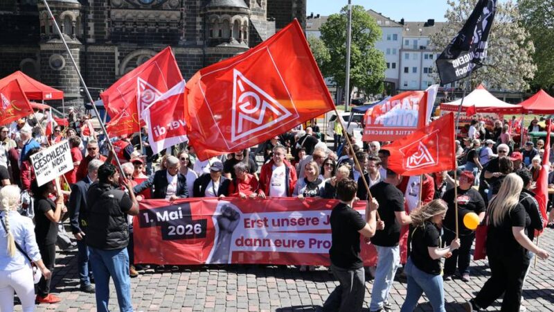 1. Mai in Mönchengladbach: Gewerkschaften protestieren mit Demonstrationszug gegen Sozialabbau