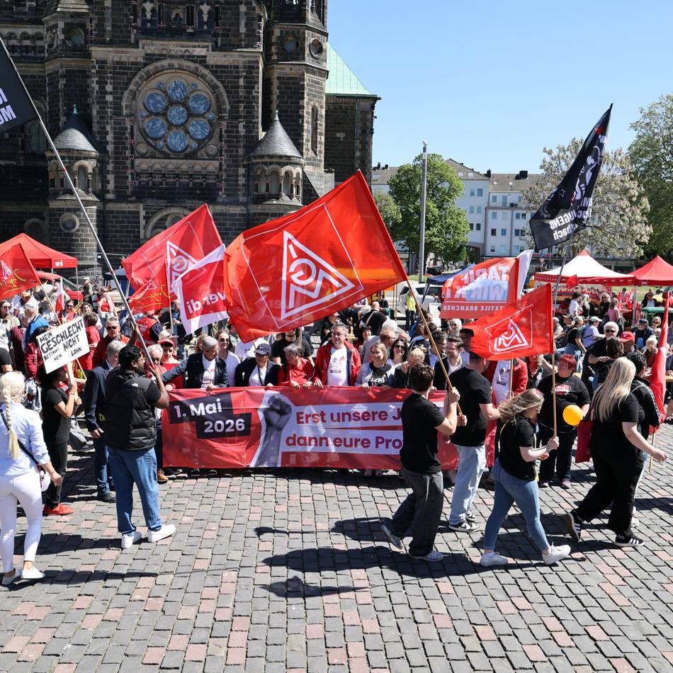 1. Mai in Mönchengladbach: Gewerkschaften protestieren mit Demonstrationszug gegen Sozialabbau