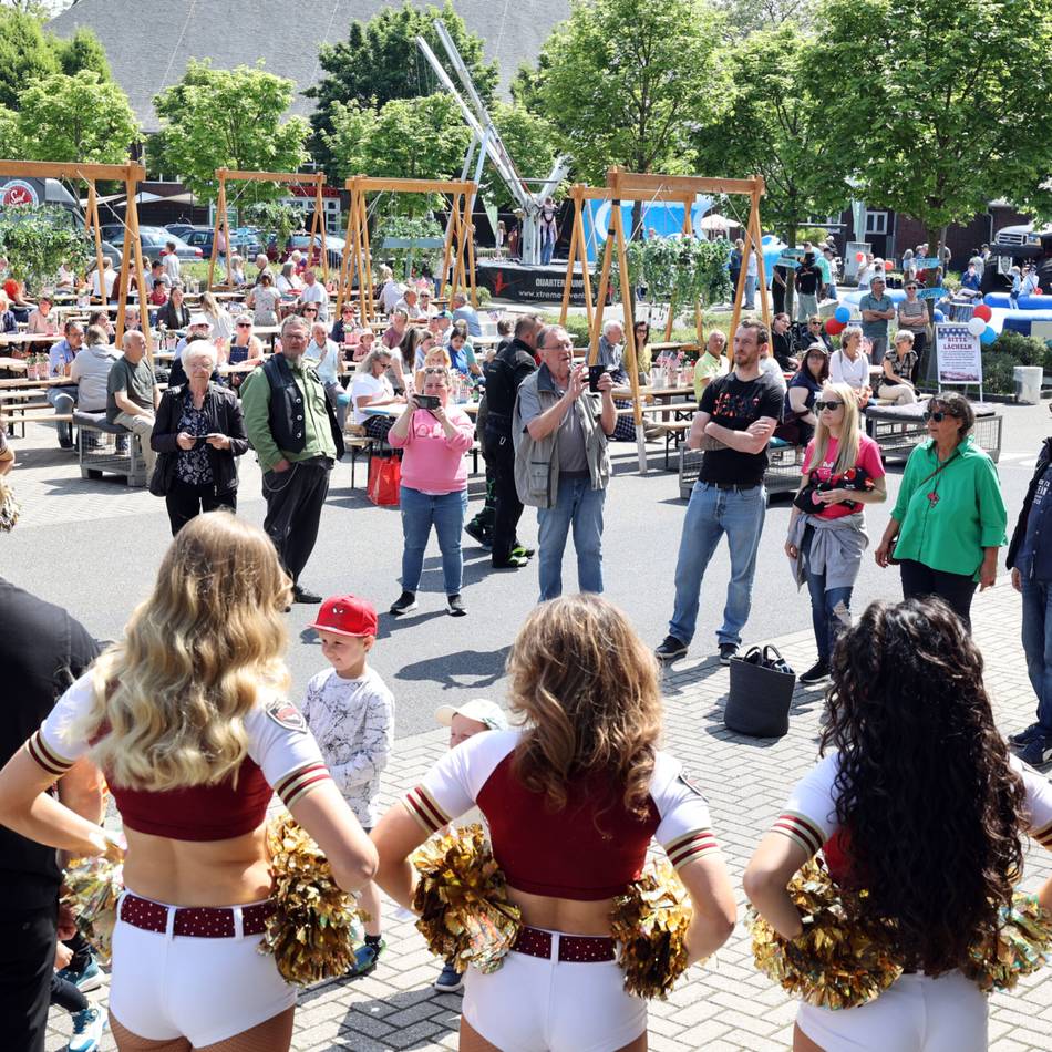 Familientag bei Schaffrath in Mönchengladbach: Cheerleader und Monstertrucks locken zum „All American Day“