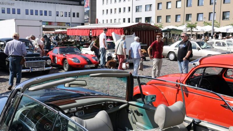 „Dönekes und dolle Dinger“: Oldtimer verwandeln Rheydter Markt in Nostalgie-Paradies