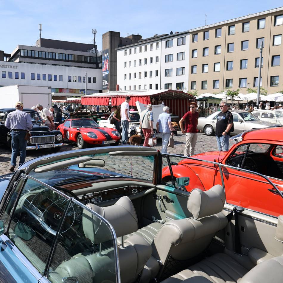 „Dönekes und dolle Dinger“: Oldtimer verwandeln Rheydter Markt in Nostalgie-Paradies
