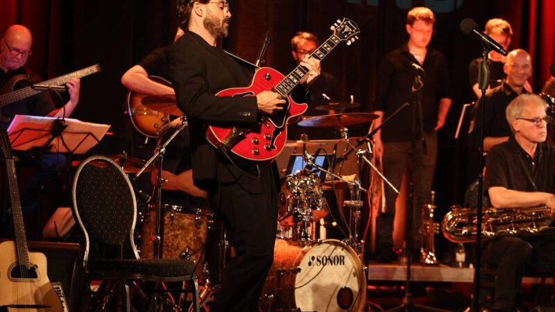 Auftritt im TiG: Joscho Stephan lässt mit der Kempen Big Band den Jazz hochleben