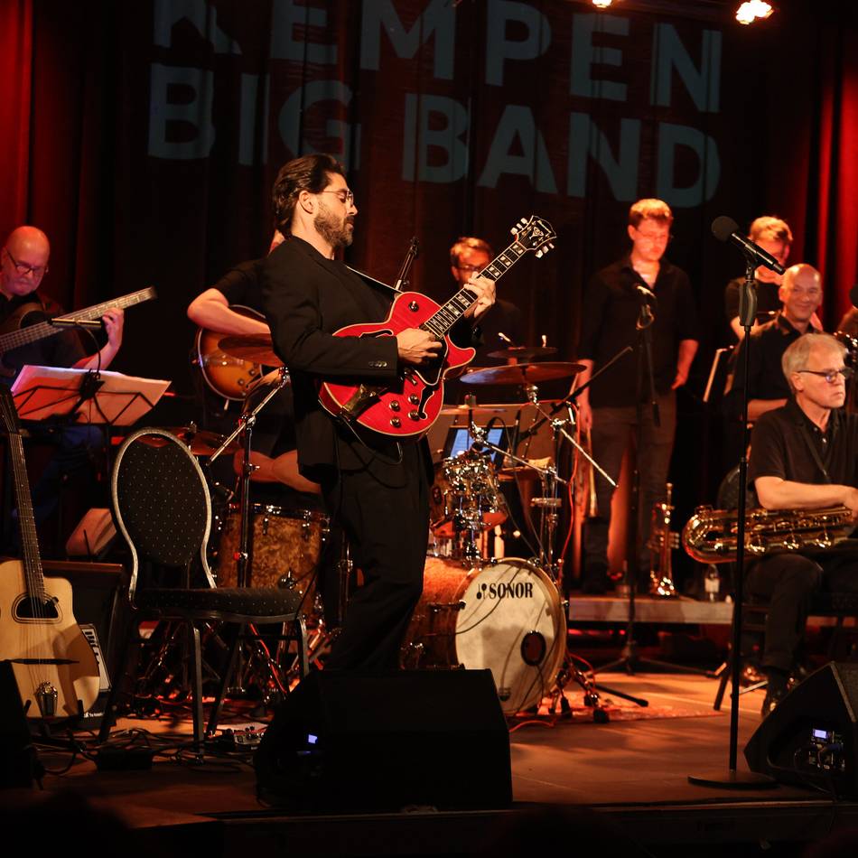 Auftritt im TiG: Joscho Stephan lässt mit der Kempen Big Band den Jazz hochleben