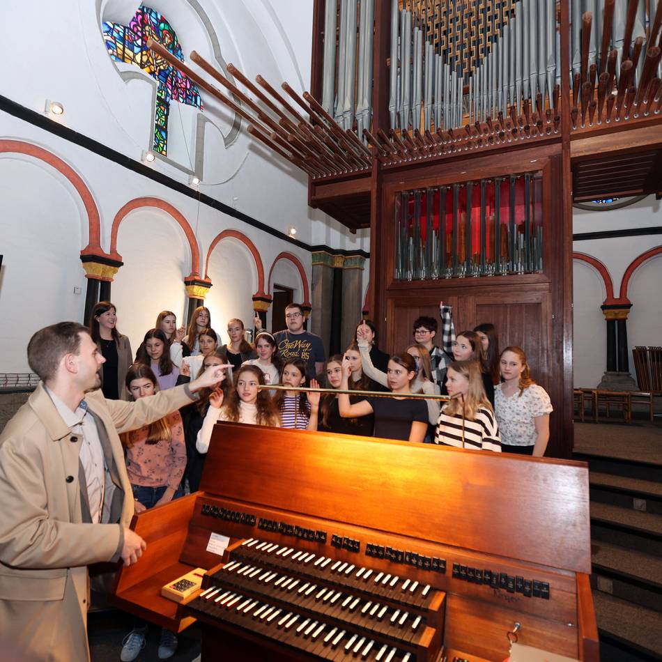 Kinder im Münster in Mönchengladbach: „Die Orgel ist wie ein großer Farbtopf“