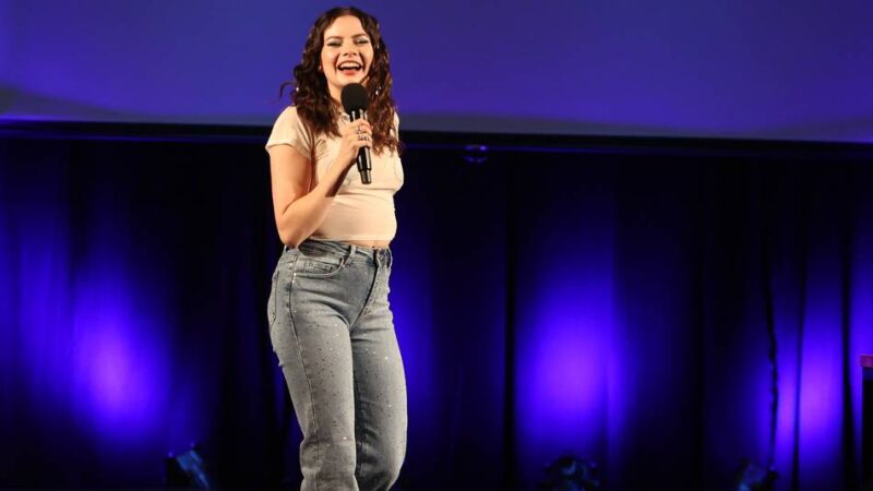 Comedy in Mönchengladbach: Maria Clara Groppler lädt zum Bier-Yoga auf der Bühne ein