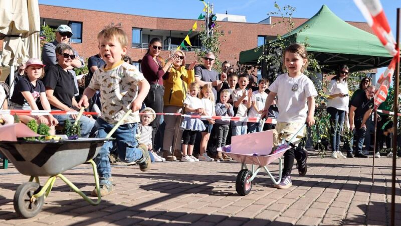Brunnenfest in Mönchengladbach-Hardt: Drachen, Weltall, Heißlufballon – so bunt war das Schubkarrenrennen