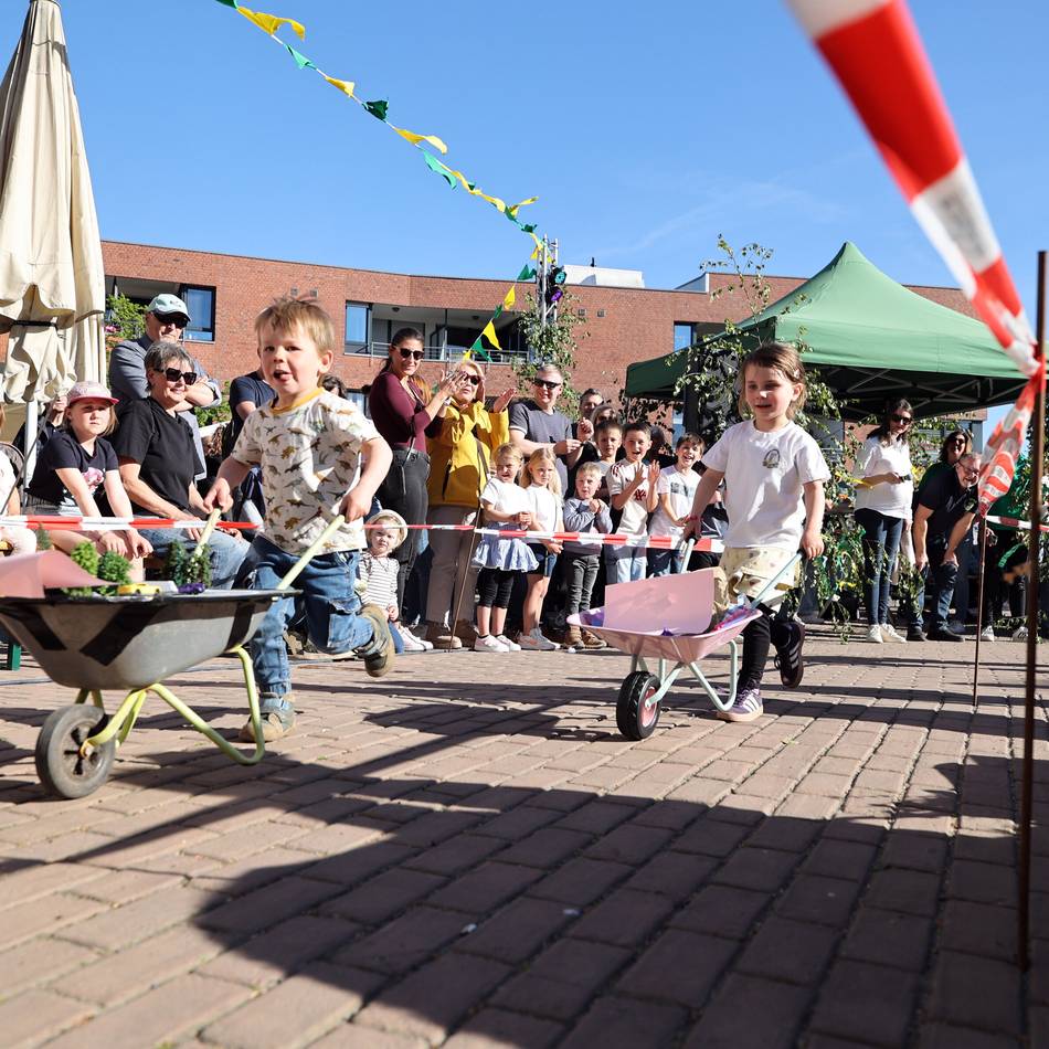Brunnenfest in Mönchengladbach-Hardt: Drachen, Weltall, Heißlufballon – so bunt war das Schubkarrenrennen
