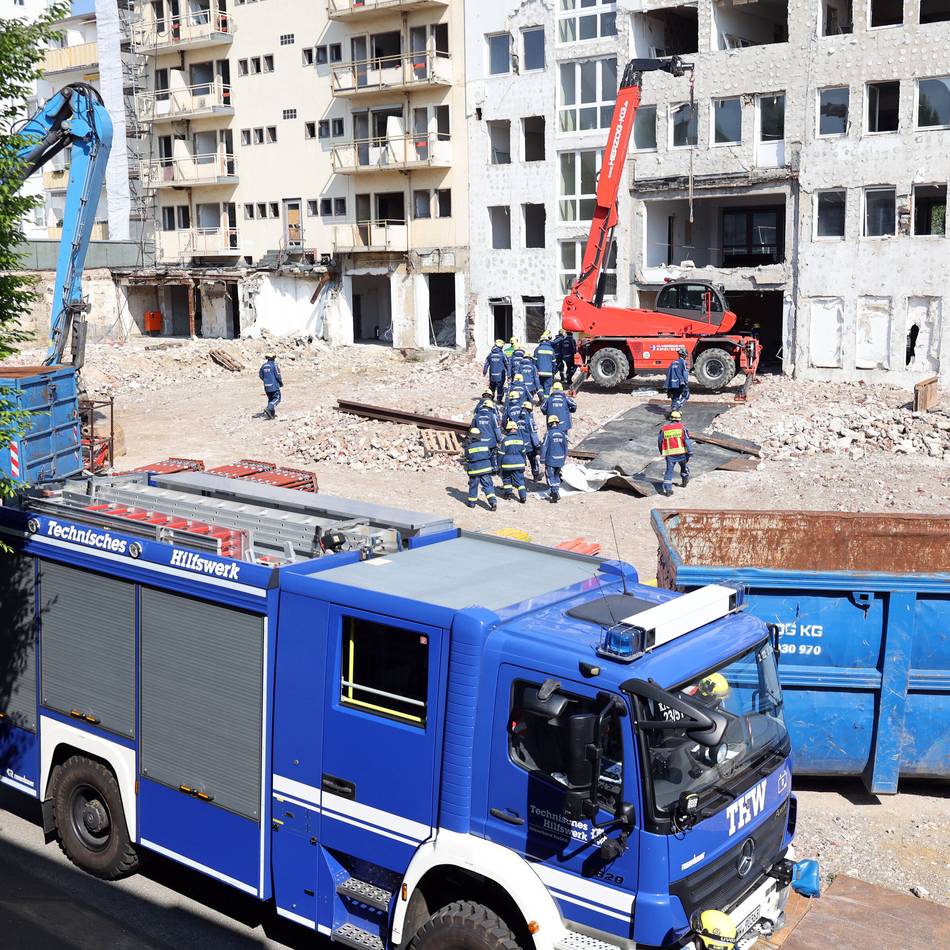 Training in Mönchengladbach: THW rettet Verletzte aus Trümmern – mitten in der City wird die Katastrophe geübt