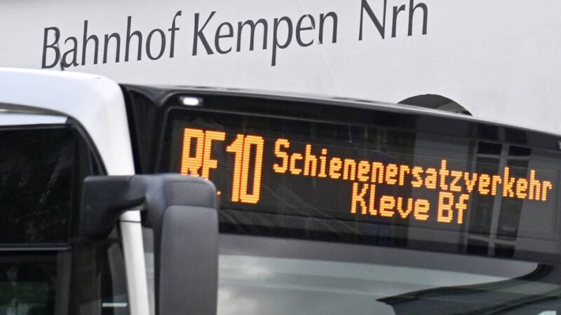 „Sieben Stunden Fahrzeit für acht Stunden Arbeit“: Scharfe Kritik der Pendler am Schienenersatzverkehr beim Niersexpress