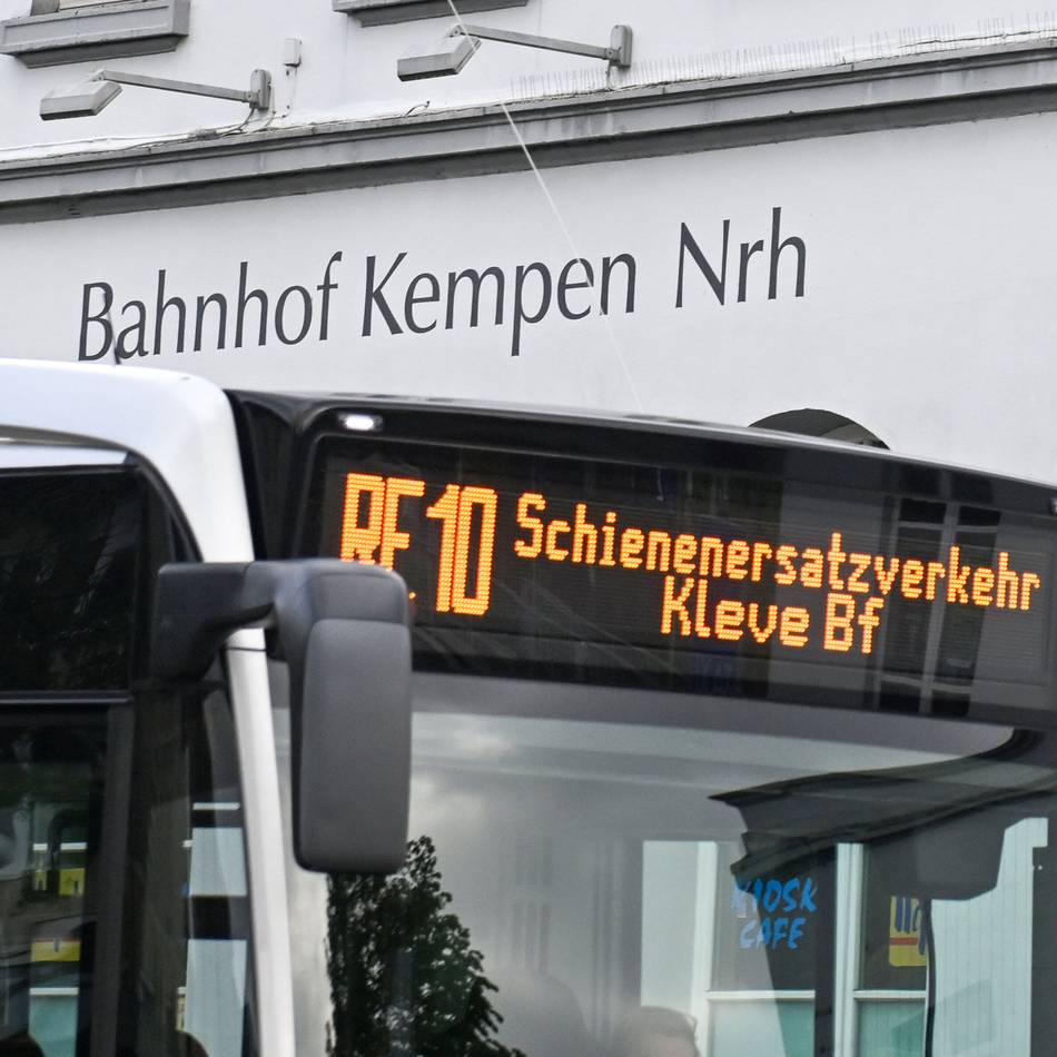 „Sieben Stunden Fahrzeit für acht Stunden Arbeit“: Scharfe Kritik der Pendler am Schienenersatzverkehr beim Niersexpress