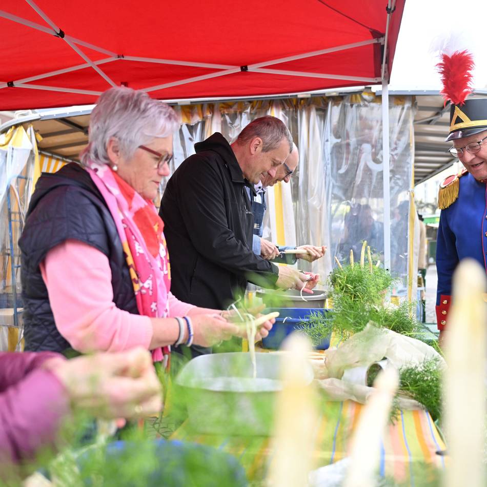 Wochenmarkt in Geldern: Spargel schälen um die Wette