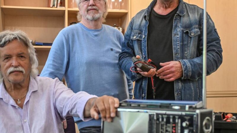 Liebhaberstück aus den 1960ern: Repair-Café-Team haucht altem Radio neues Leben ein