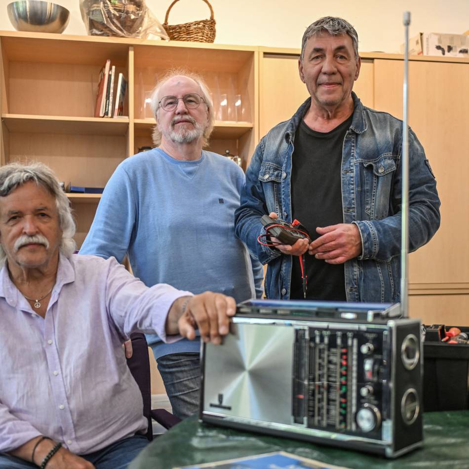 Liebhaberstück aus den 1960ern: Repair-Café-Team haucht altem Radio neues Leben ein