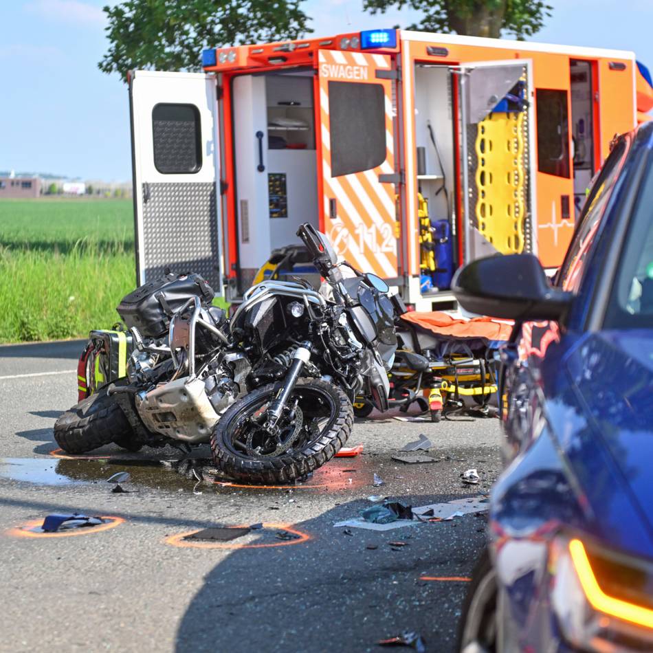 B9 in Kerken-Aldekerk: 53-Jähriger und elfjähriges Kind auf Motorrad bei Unfall schwer verletzt