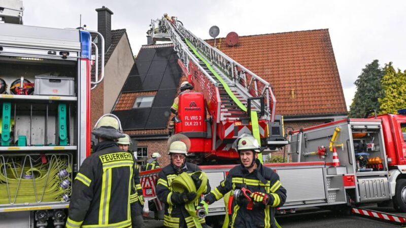 Gesamtwehr Grefrath alarmiert: Feuerwehr löscht Dachstuhlbrand in Oedt