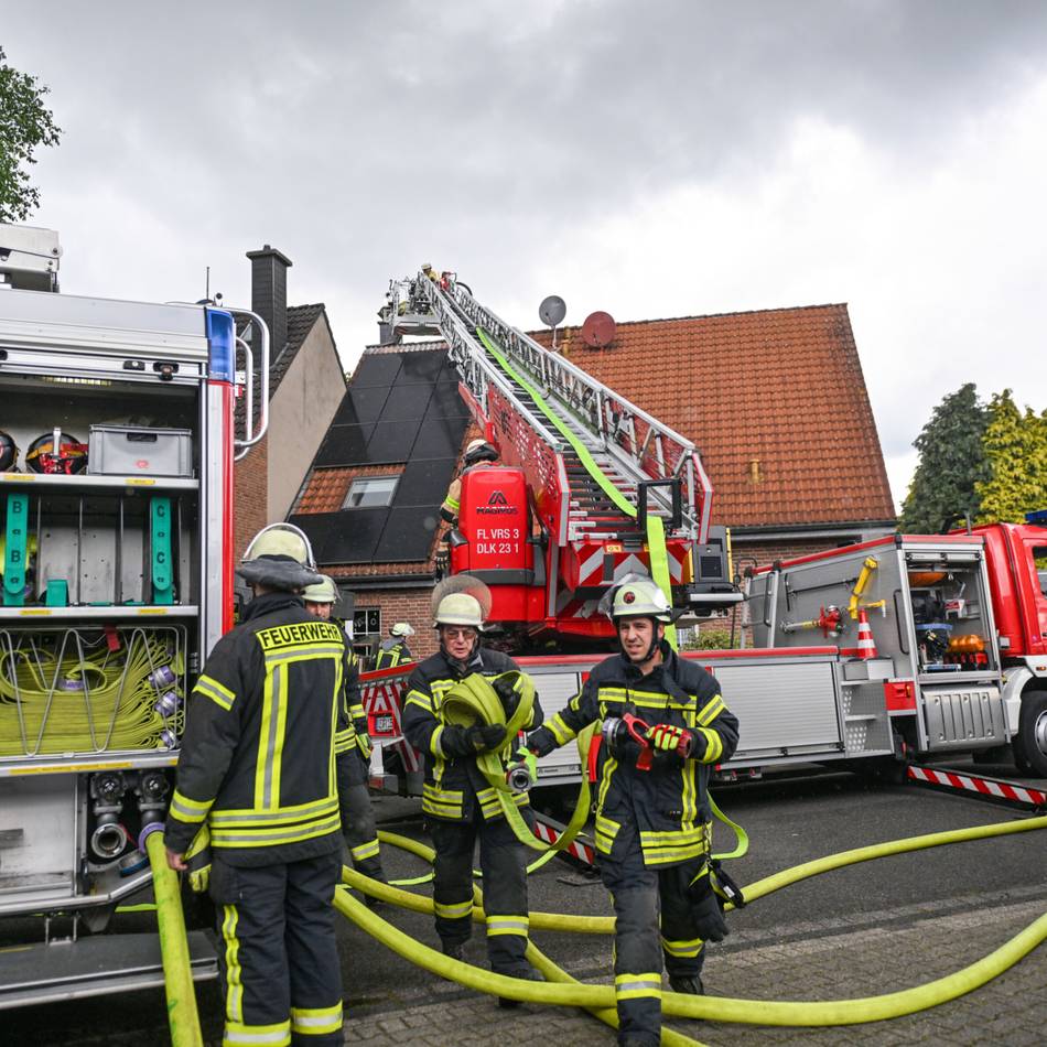 Gesamtwehr Grefrath alarmiert: Feuerwehr löscht Dachstuhlbrand in Oedt