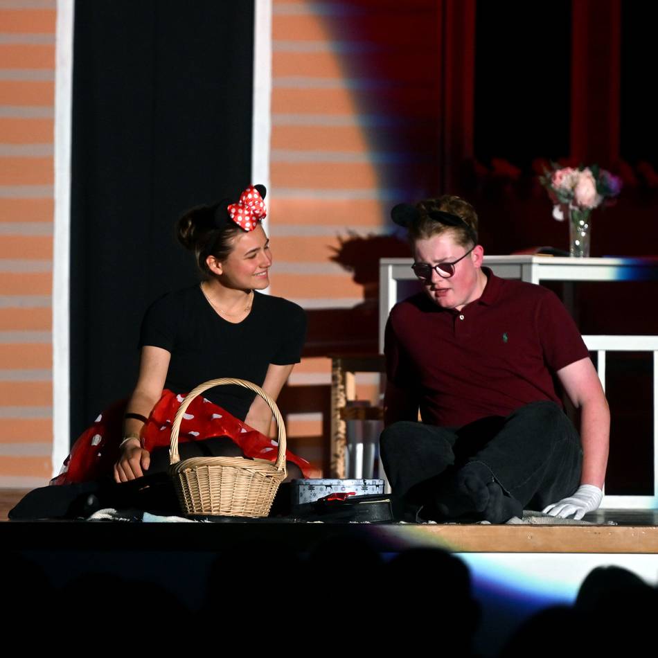 Theater der Freien Gesamtschule Facettenreich: Zu Besuch in einer fast perfekten Welt