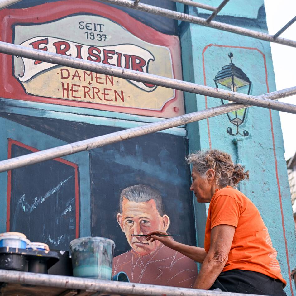 Von Künstlerin Marion Ruthardt: Neues Wandgemälde erinnert an zwei Issumer Friseur-Brüder