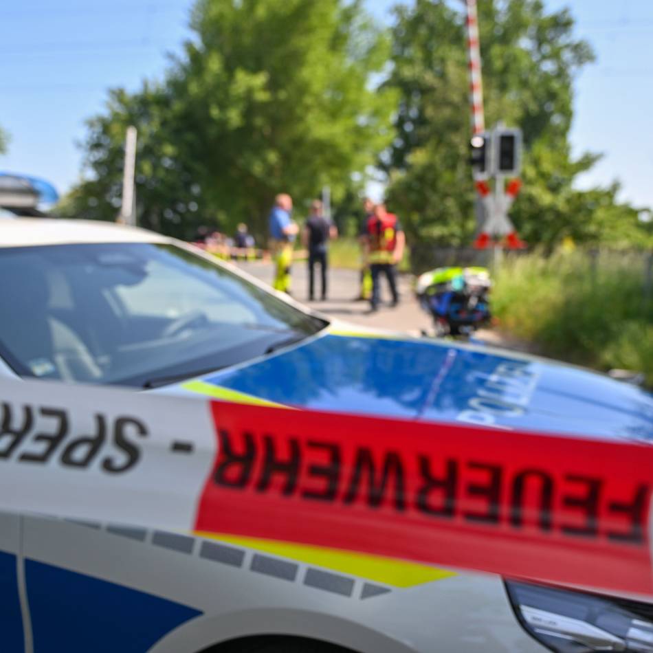 Zwischen Viersen und Krefeld: Mann und Hund sterben bei Unfall auf Bahnübergang