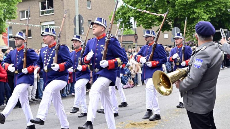 Brauchtum in Mönchengladbach: Parade und Tanz mit vier Bruderschaften