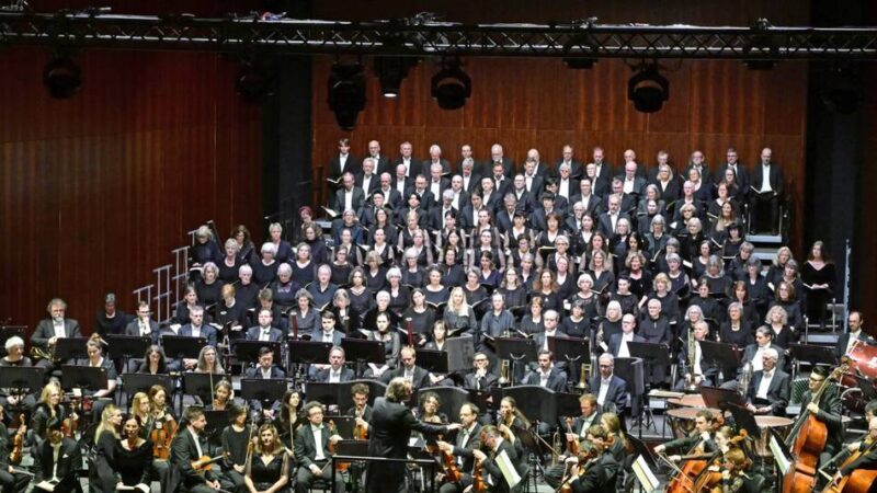 Niederrheinische Sinfoniker in Mönchengladbach: Verdi-Requiem lässt Streicher flüstern und Chöre donnern