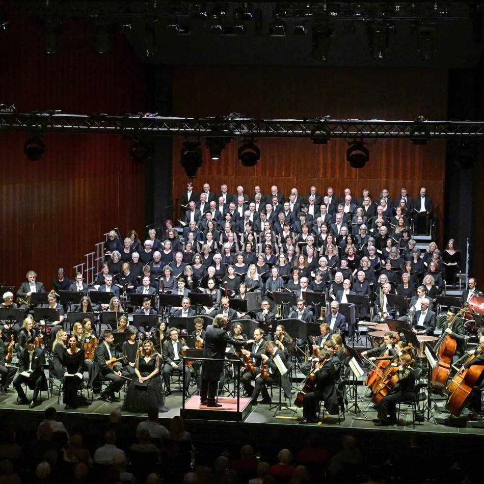 Niederrheinische Sinfoniker in Mönchengladbach: Verdi-Requiem lässt Streicher flüstern und Chöre donnern