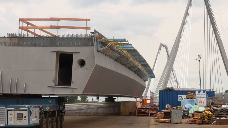 Großbaustelle Leverkusener Rheinbrücke: Echte Millimeterarbeit – Stahlmonster findet ferngesteuert seinen Platz