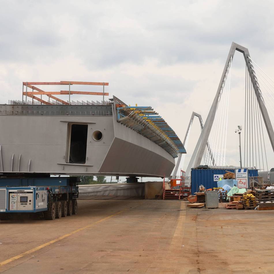Großbaustelle Leverkusener Rheinbrücke: Echte Millimeterarbeit – Stahlmonster findet ferngesteuert seinen Platz