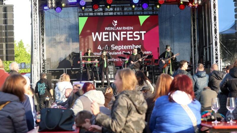 „Live am Rhein“ in Leverkusen: Musikfans trotzen Aprilwetter zur Open-Air-Saisonpremiere