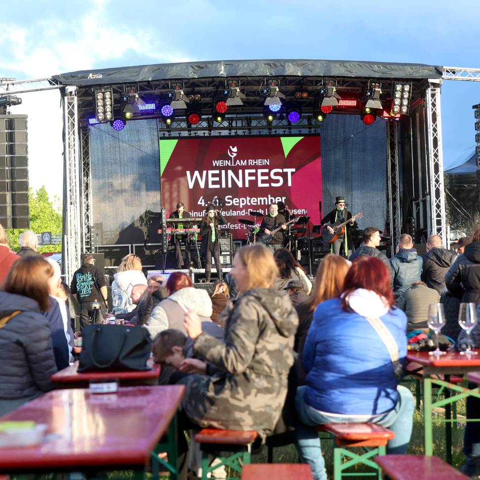 „Live am Rhein“ in Leverkusen: Musikfans trotzen Aprilwetter zur Open-Air-Saisonpremiere