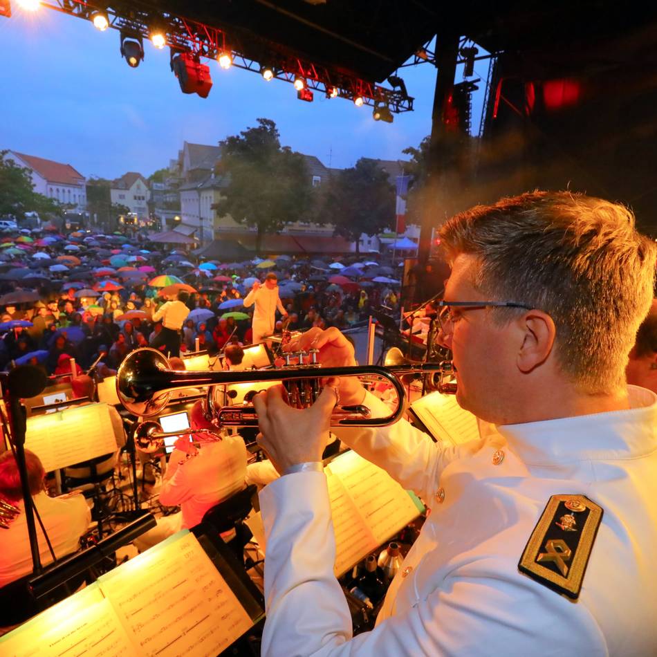 „Xanten, Ihr seid super!“: Für die Big Band der Bundeswehr trotzen 1400 Menschen dem Regen