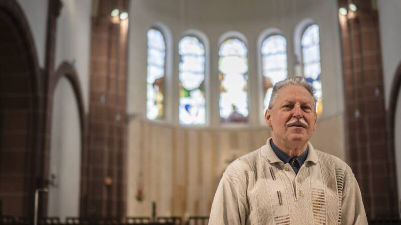 Kirchenschätze in Düsseldorf: Zwölf Bronzefiguren bewachen den Altarraum von St. Josef