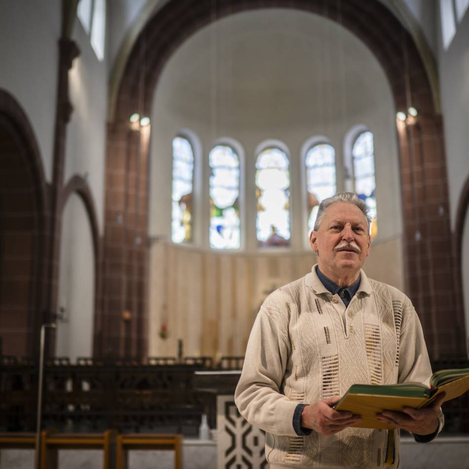 Kirchenschätze in Düsseldorf: Zwölf Bronzefiguren bewachen den Altarraum von St. Josef