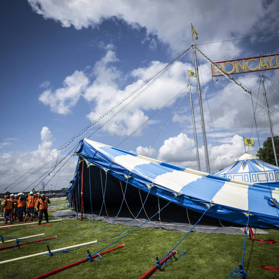 Aufbau in Düsseldorf hat begonnen: So entsteht die Nostalgiewelt von Roncalli im Rheinpark