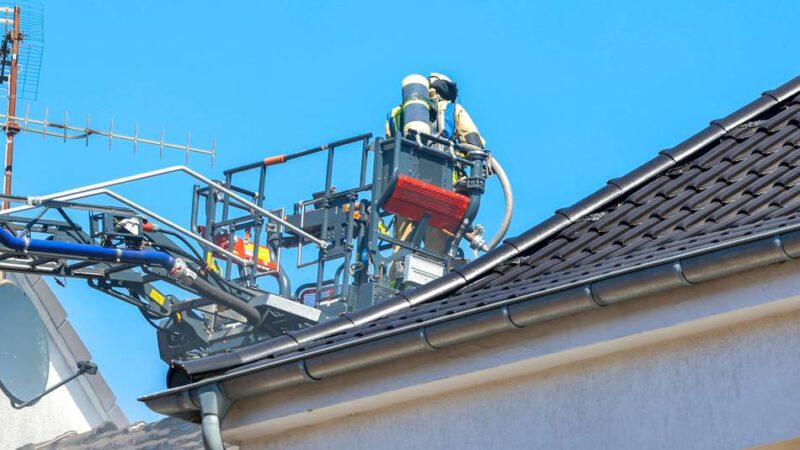 Großeinsatz in Innenstadt von Krefeld: Dachbrand unter Kontrolle – Sperrungen dauern an