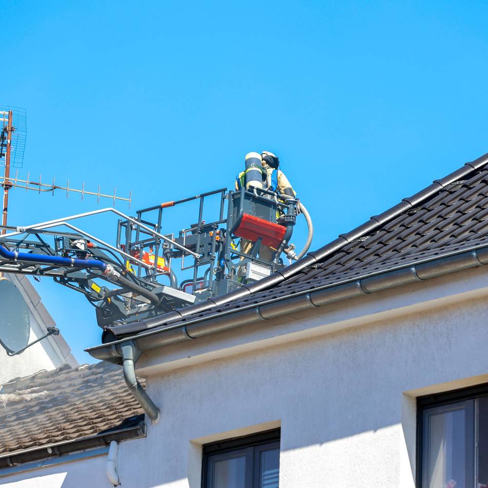 Großeinsatz in Innenstadt von Krefeld: Dachbrand unter Kontrolle – Sperrungen dauern an