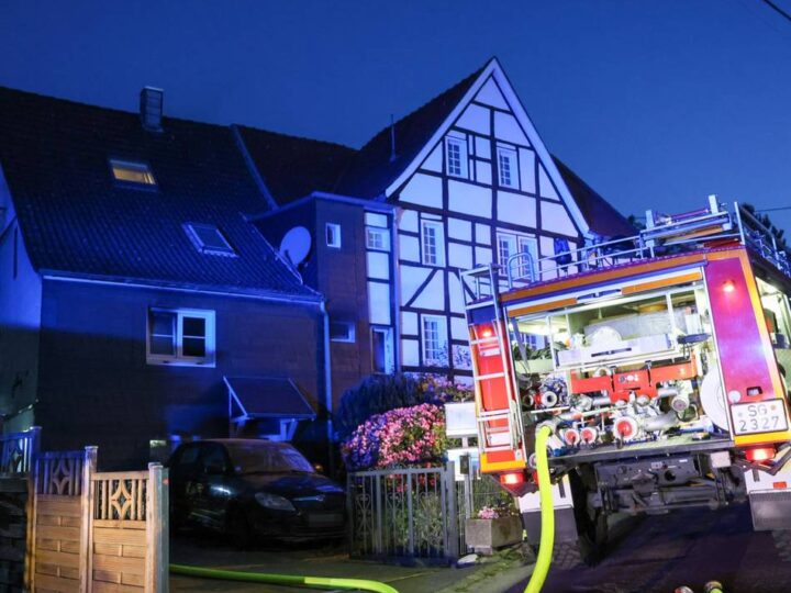 Wohnhausbrand am frühen Morgen: Frau in Solingen erleidet schwerste Brandverletzungen