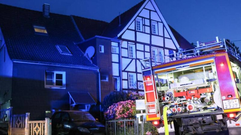 Wohnhausbrand am frühen Morgen: Frau in Solingen erleidet schwerste Brandverletzungen