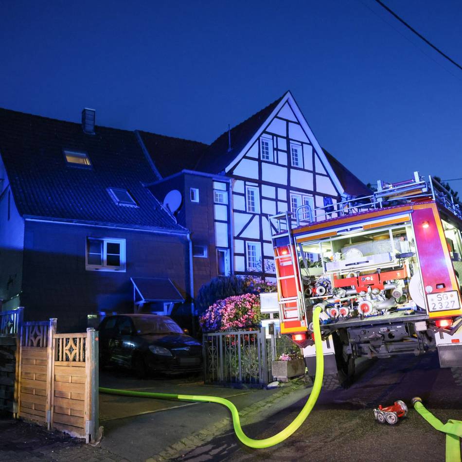 Wohnhausbrand am frühen Morgen: Frau in Solingen erleidet schwerste Brandverletzungen