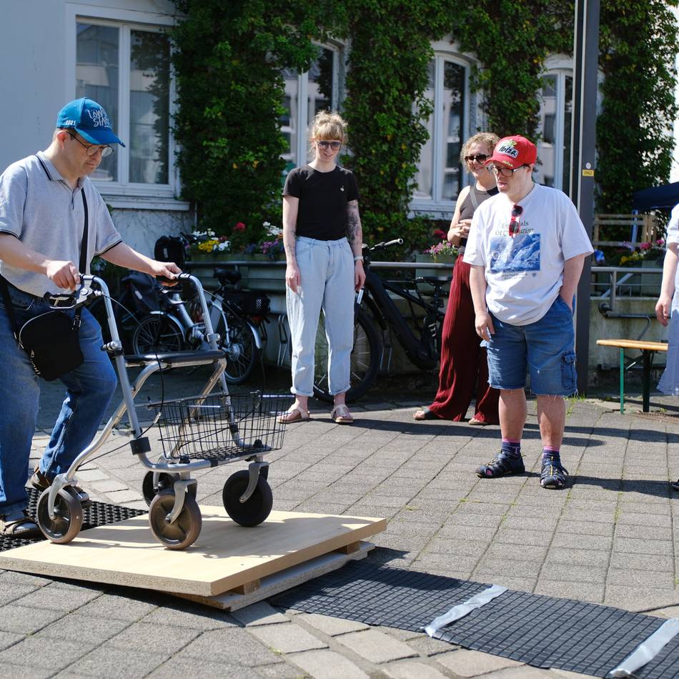 „Tag der Begegnung“ in  Heiligenhaus: Rolli-Tennis und Parcours: Inklusion live erleben