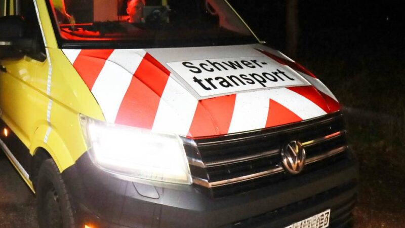 Bergung dauert an: Windradflügel steckt fest – Weiterfahrt noch am Dienstag geplant
