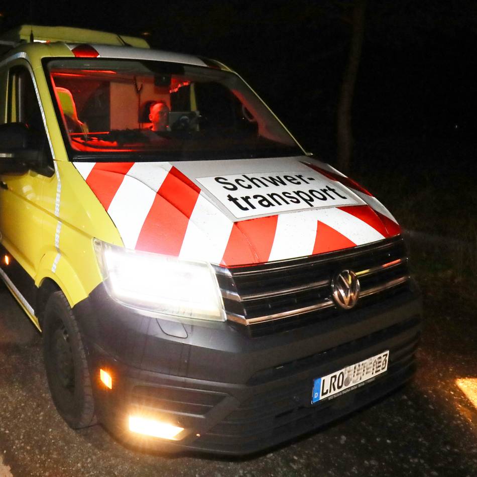 Bergung dauert an: Windradflügel steckt fest – Weiterfahrt noch am Dienstag geplant
