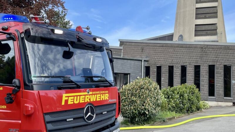 Gottesdienst unter freiem Himmel: Brand gefährdet Kirchenasyl in Wermelskirchen