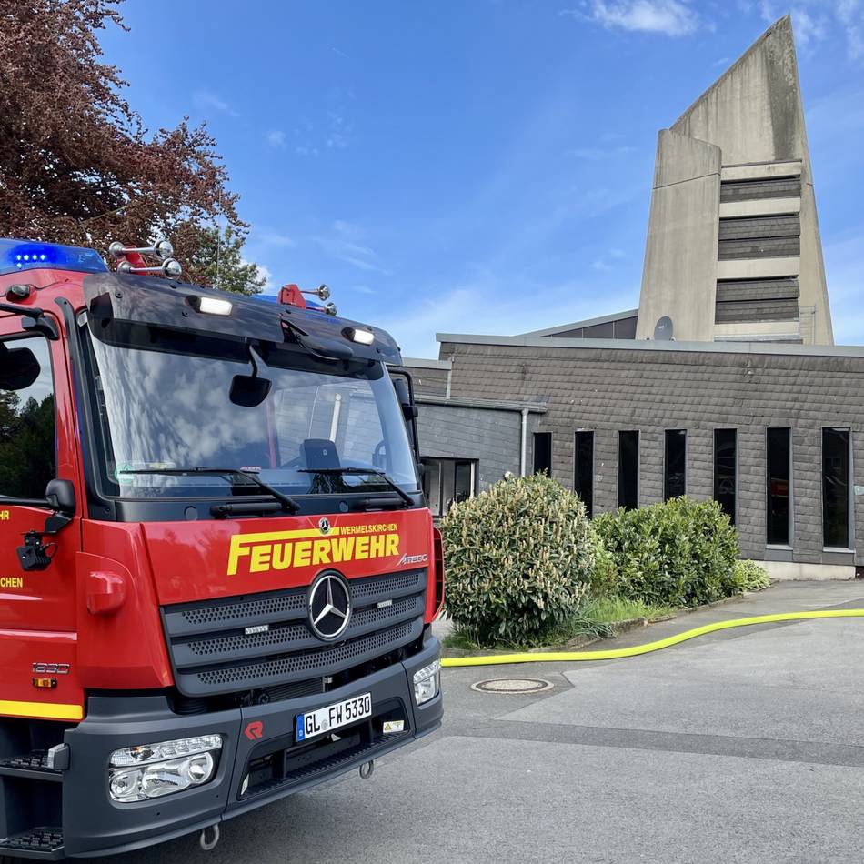 Gottesdienst unter freiem Himmel: Brand gefährdet Kirchenasyl in Wermelskirchen