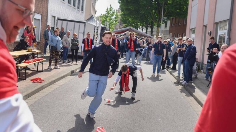 Närrisches Treiben in der City: Vrouwenpoort lässt die Eier fliegen – so bunt war der Vatertag in Goch